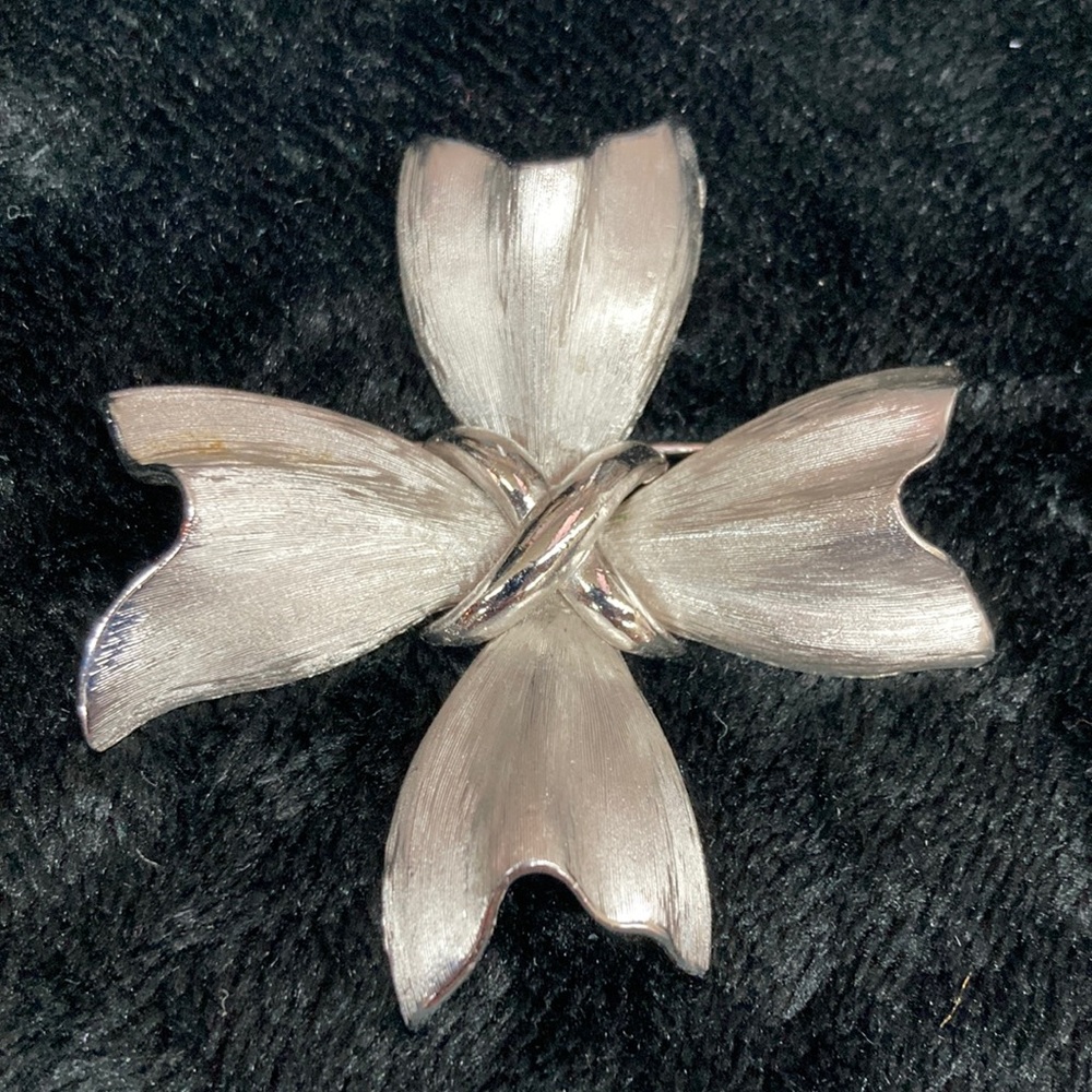 💜Crown Trifari Silver Textured Brooch